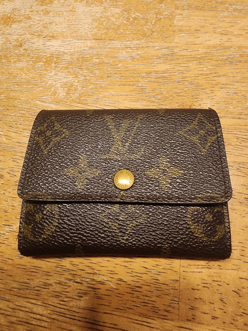 Louis Vuitton Porte Monnaie Plat wallet made of monogram canvas with a gold-tone
